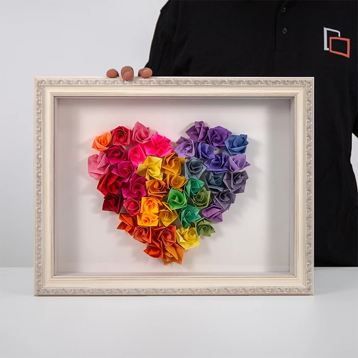 Un cuore realizzato con origami a forma di fiore vale più di mille parole.
