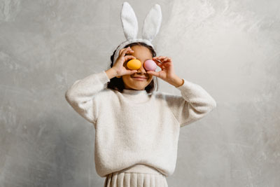 Lavoretti di Pasqua realizzati con i bambini – decorazioni per le pareti con vere uova di Pasqua
