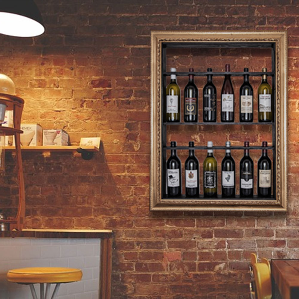 Cornice per bottiglie di vino decora le pareti del bar in maniera originale